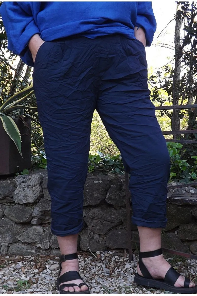 Pantalon bleu marine grande taille pour femme.