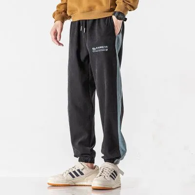 Pantalon de jogging à bandes pour homme.