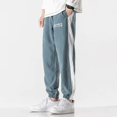 Pantalon de jogging à bandes pour homme.