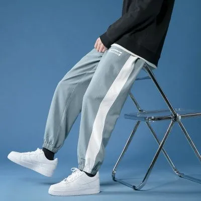 Pantalon de jogging à bandes pour homme.