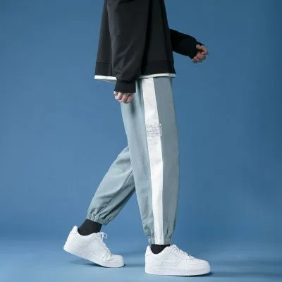 Pantalon de jogging à bandes pour homme.