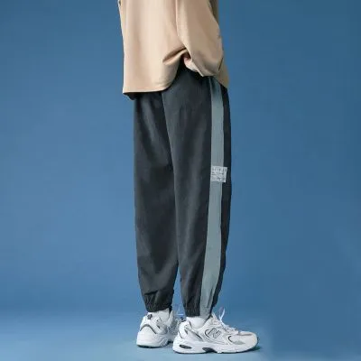 Pantalon de jogging à bandes pour homme.