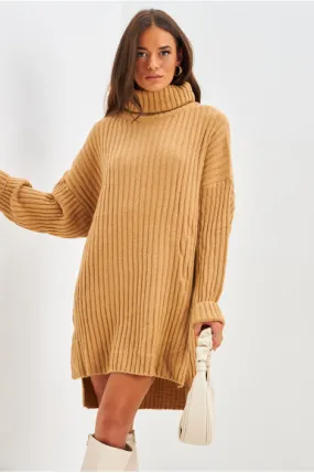 Robe pull courte en maille camel à col roulé