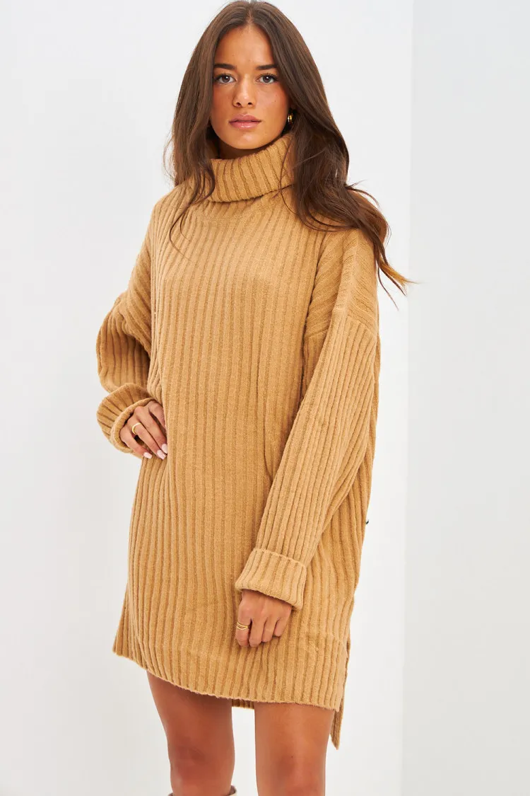 Robe pull courte en maille camel à col roulé