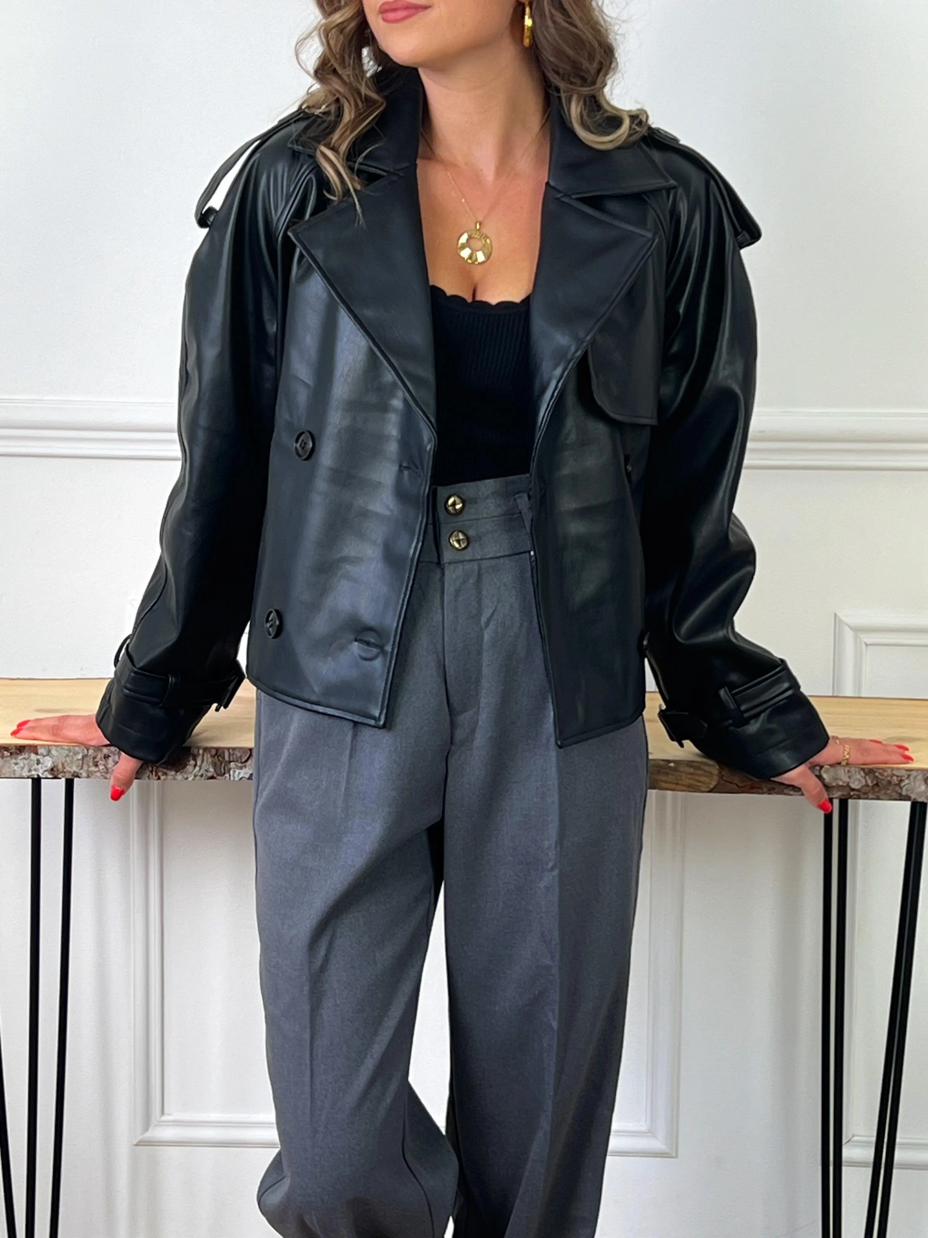 Trench court en simili noir : Louane