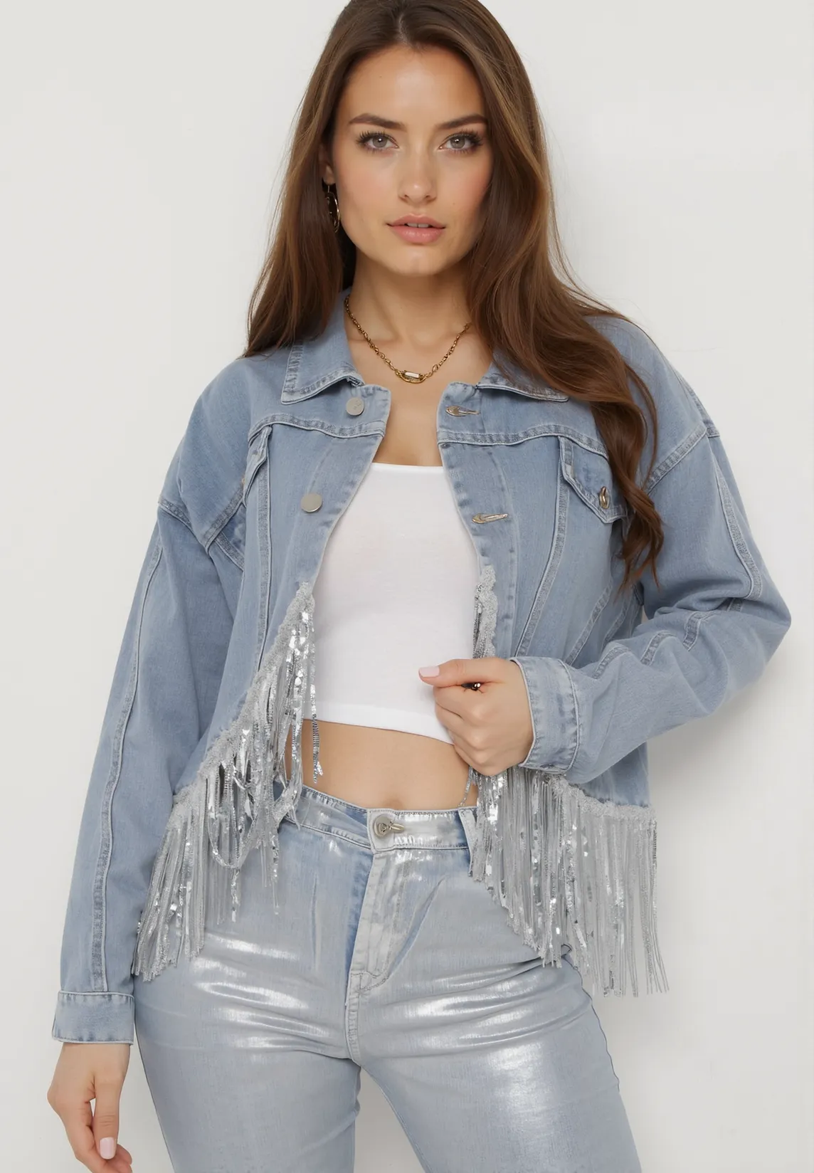 Veste en jean bleu avec franges décoratives et paillettes