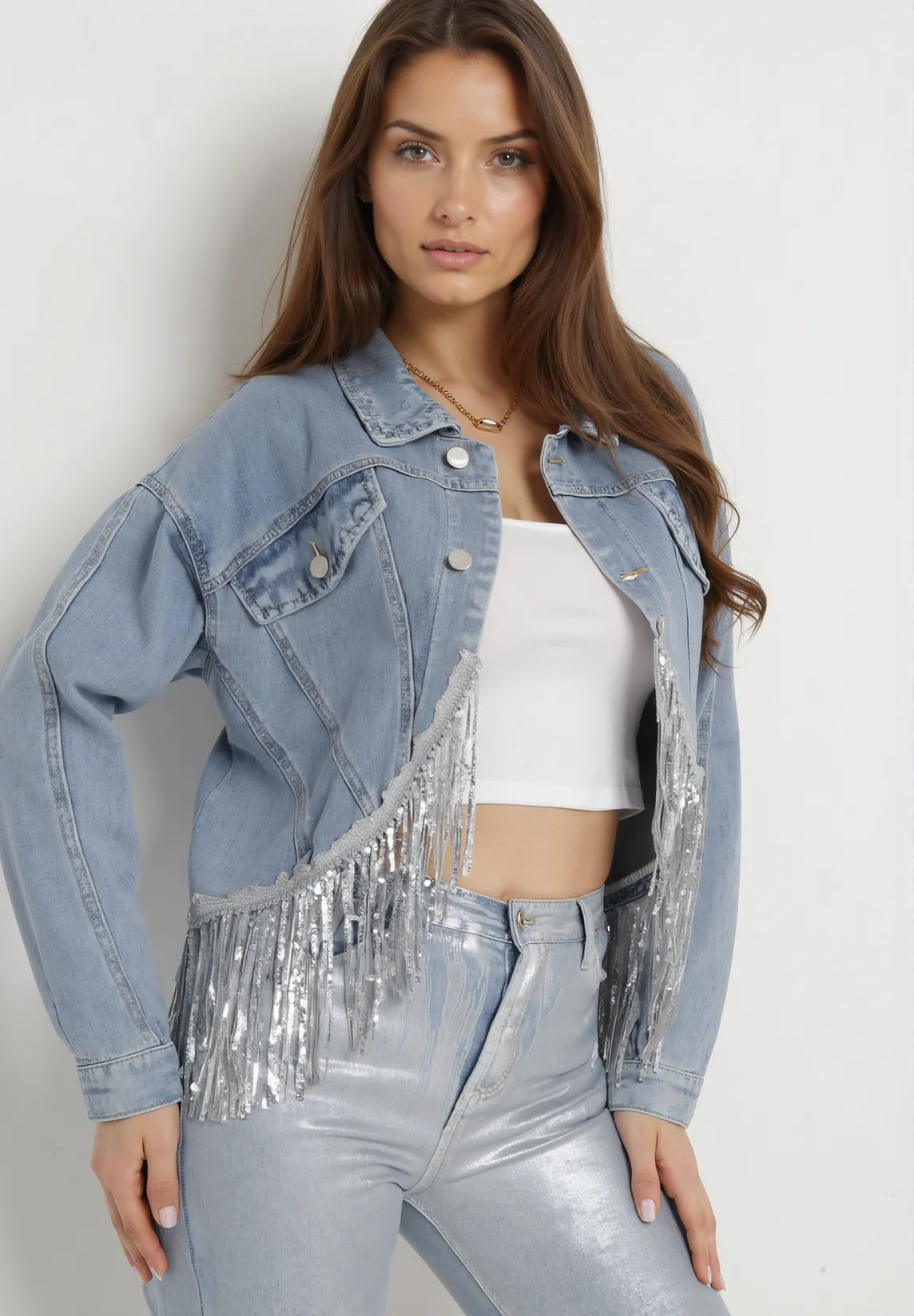 Veste en jean bleu avec franges décoratives et paillettes