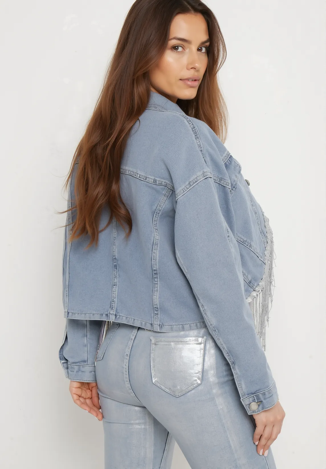 Veste en jean bleu avec franges décoratives et paillettes